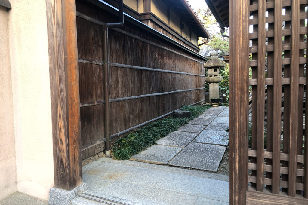 壁面に杉皮を施工。日照や天候等の条件により耐久年数は異なりますが、杉皮は比較的長持ちします。写真は弊社による施工後、20年以上経過した状態です。