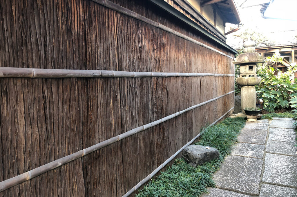 壁面に杉皮を施工。日照や天候等の条件により耐久年数は異なりますが、杉皮は比較的長持ちします。写真は弊社による施工後、20年以上経過した状態です。